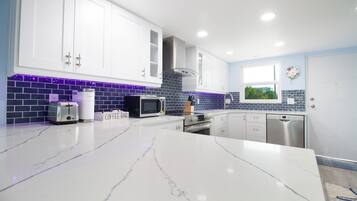 Four à micro-ondes, un four, surface de cuisson, lave-vaisselle