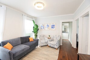 Smart TV - Broadway Hideaway: Newly Renovated 3 Bed Unit- Broadway neighborhood- Newport (Newport)