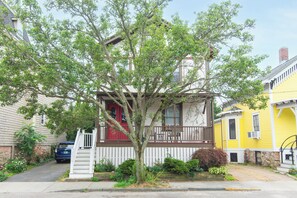Exterior - Broadway Hideaway: Newly Renovated 3 Bed Unit- Broadway neighborhood- Newport (Newport)