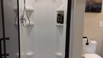Dusche, Haartrockner, HandtĂŒcher, Seife