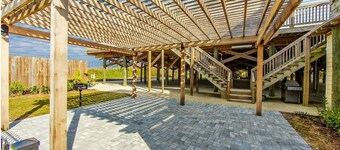 Grand Isle E: Pet friendly Detached Condo Easy Beach access