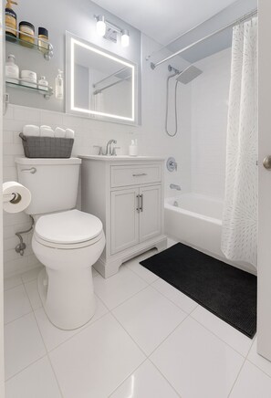 Een haardroger, handdoeken, zeep, shampoo