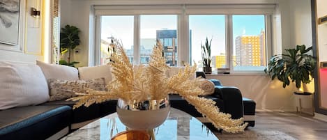 Smart TV, fireplace, books, stereo