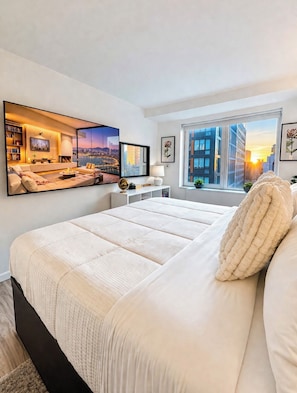 Ein modernes Schlafzimmer mit einem großen Bett, Blick auf eine Stadtlandschaft und einem Stadtblick-Gemälde.