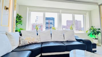 Smart TV, fireplace, books, stereo