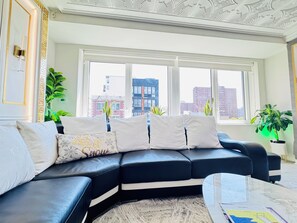 Smart-TV, Kamin, Bücher, Stereoanlage