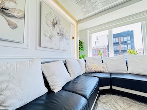 Smart TV, fireplace, books, stereo