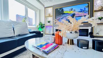 Smart TV, fireplace, books, stereo