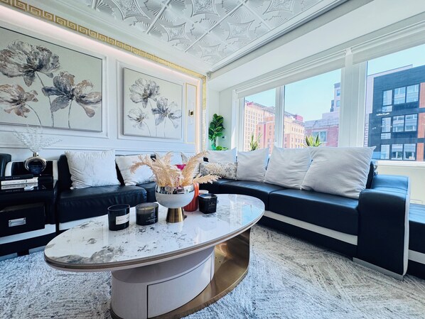 Smart TV, fireplace, books, stereo