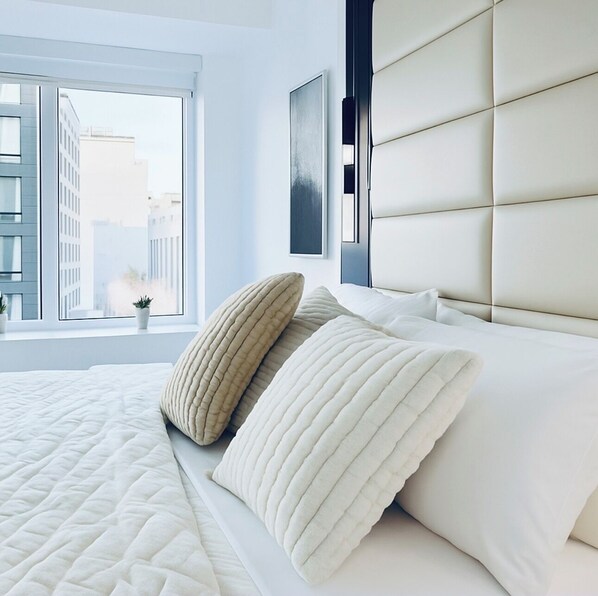 4 slaapkamers, een bureau, een strijkplank/strijkijzer, reisbedje