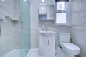 Deluxe-Studio | Badezimmer | Dusche, kostenlose Toilettenartikel, Haartrockner, Handtücher
