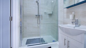 Deluxe Studio | Bathroom - OYO Trendy Apartments London (Dagenham)