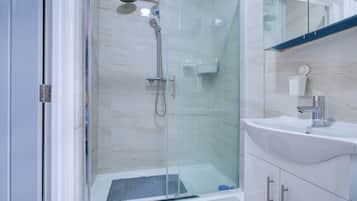Deluxe Studio | Bathroom | Shower, free toiletries, hair dryer, towels