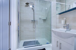 Deluxe Studio | Bathroom | Shower, free toiletries, hair dryer, towels - OYO Trendy Apartments London (Dagenham)