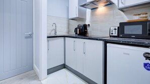 Deluxe Studio | Private kitchen - OYO Trendy Apartments London (Dagenham)