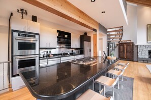 Fridge, microwave, oven, stovetop - Luxury Home | Private hot tub | Pets | BBQ | AC (Whistler)