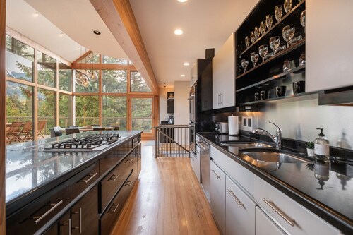 Luxury Home | Private hot tub | Pets | BBQ | AC