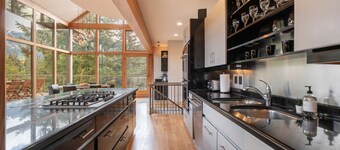 Luxury Home | Private hot tub | Pets | BBQ | AC