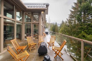 Terrace/patio - Luxury Home | Private hot tub | Pets | BBQ | AC (Whistler)