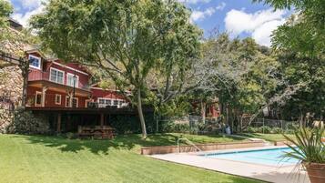 Kolam renang outdoor, dengan payung kolam renang dan kursi berjemur