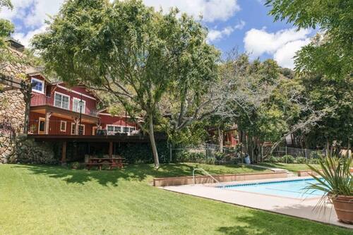 Una piscina al aire libre, sombrillas, tumbonas
