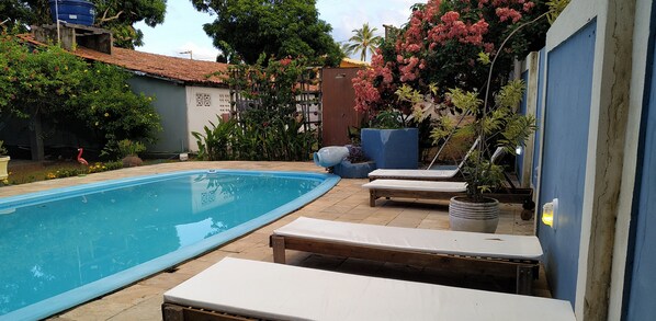 室外游泳池，08:00 至 21:00 开放，池畔遮阳伞，日光浴躺椅