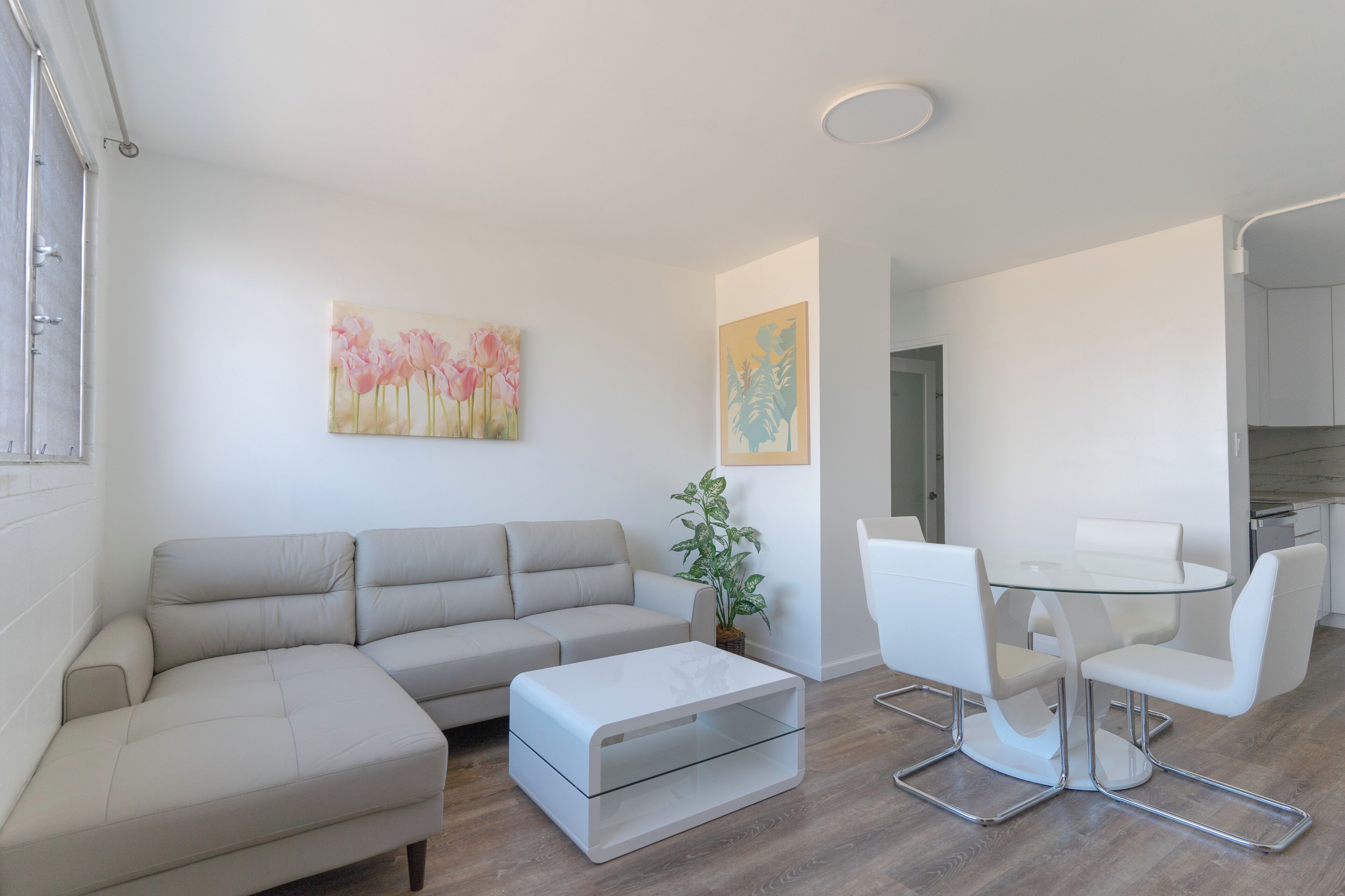 Chic New 2-bedroom apartment with WiFi, AC and Parking in amazing Honolulu