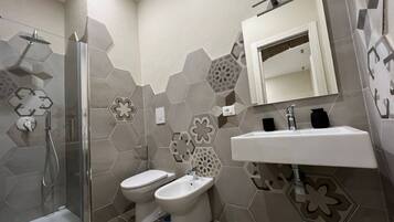 Douche, sĂšche-cheveux, bidet, serviettes fournies