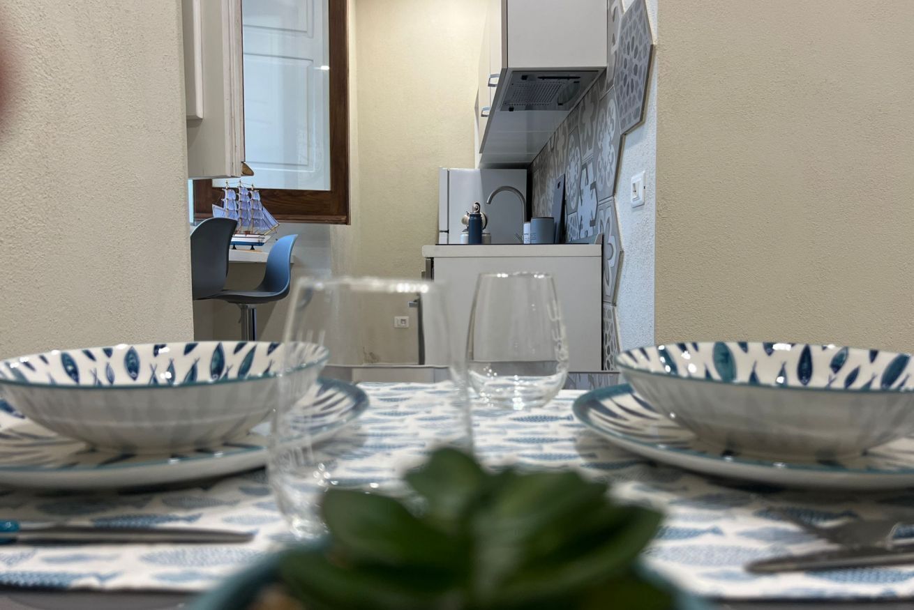 Wasserkocher mit Kaffee-/Teezubehör, Kühlschrank, Ofen, Herdplatte