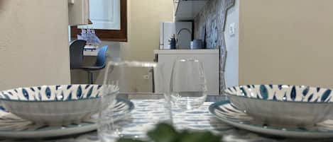 Cafetière/bouilloire, réfrigérateur, four, plaque de cuisson
