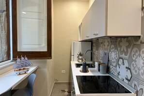 Fridge, oven, stovetop, coffee/tea maker