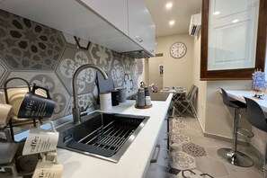 Wasserkocher mit Kaffee-/Teezubehör, Kühlschrank, Ofen, Herdplatte