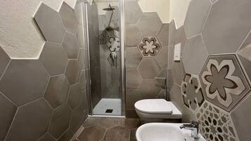 Regadera, secadora de cabello, bidet, toallas