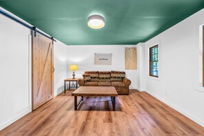 Smart-tv, eldstad, ett musikbibliotek och ett filmbibliotek