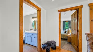 4 bedrooms, iron/ironing board, free WiFi, bed sheets