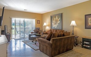 Una televisión, una chimenea, un reproductor de DVD