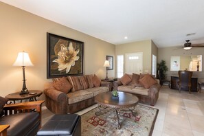 Una televisión, una chimenea, un reproductor de DVD