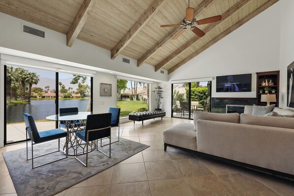 TV, fireplace - This 1085 SqFt one bedroom condo in Mission Hills CC is a must see (Rancho Mirage)