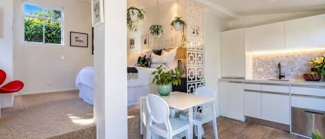1 habitación, tabla de planchar con plancha, wifi y ropa de cama