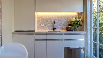 Fridge, microwave, dishwasher, coffee/tea maker