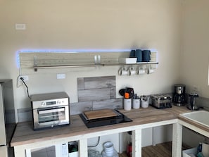 Micro-ondes, four, plaque de cuisson, cafetiĂšre/bouilloire