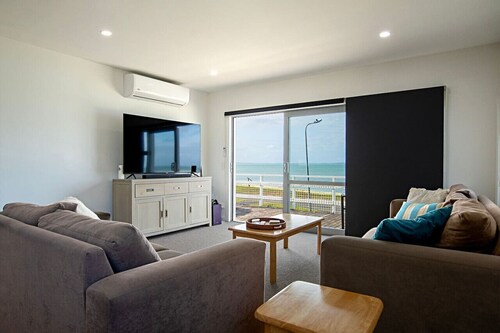 Stunning beachfront Bach !