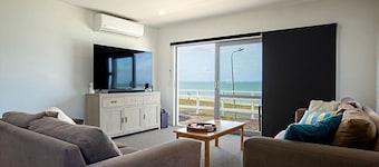 Stunning beachfront Bach !