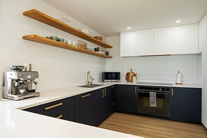 Réfrigérateur, four à micro-ondes, un four, surface de cuisson