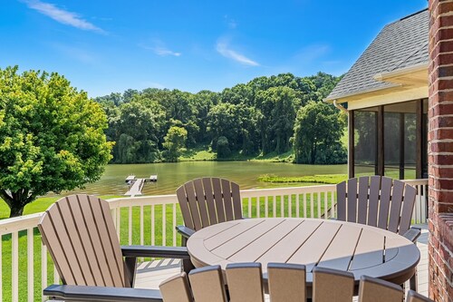 Tranquil Tellico Lakefront Retreat -- Kayaks! Private Dock!