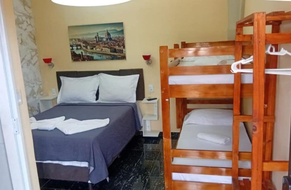 Habitación cuádruple ejecutiva | Caja fuerte, cortinas opacas, ropa de cama