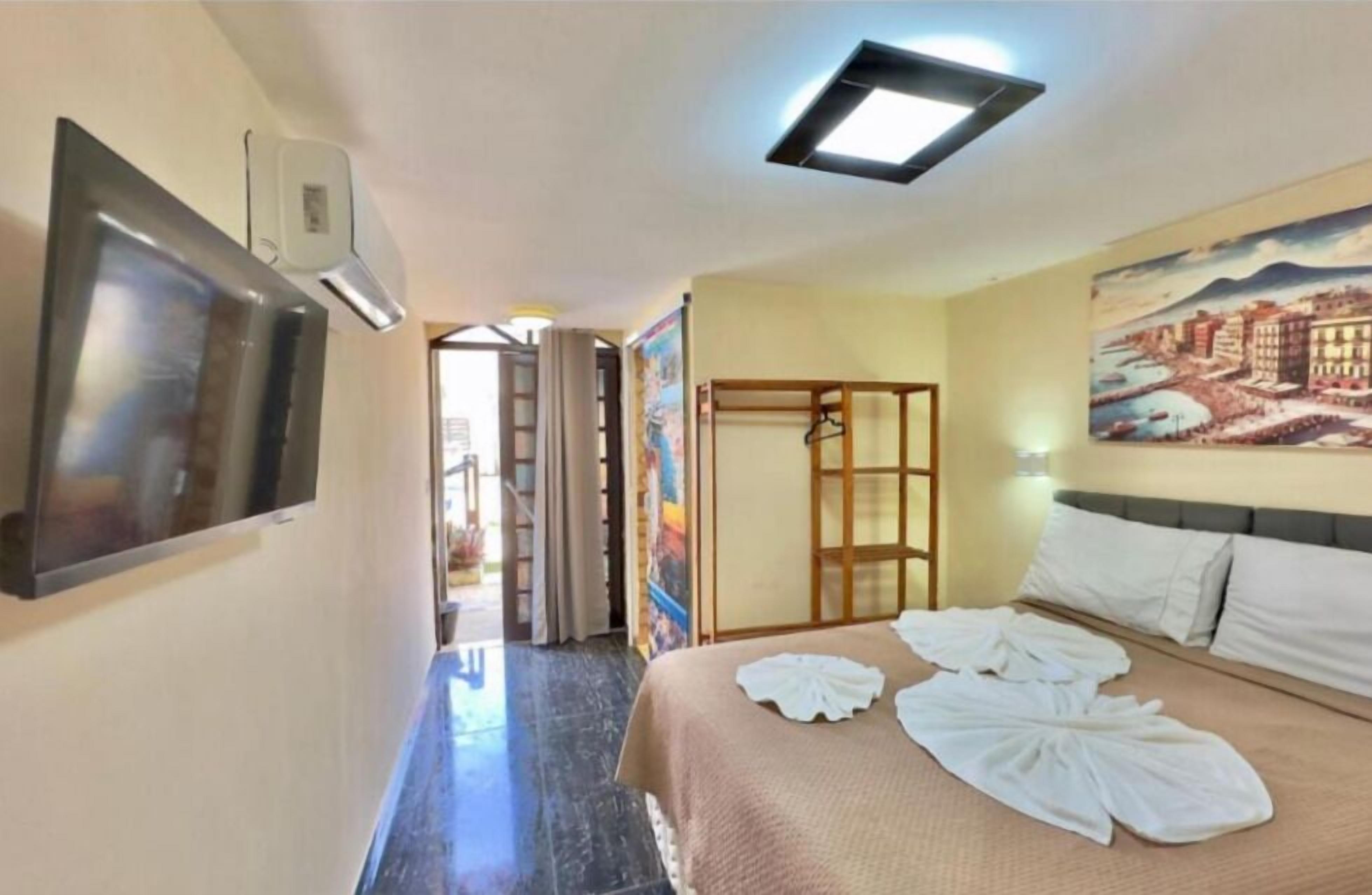 Caja de seguridad en la habitación, cortinas blackout y ropa de cama 