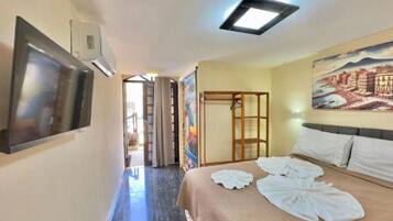 Caja de seguridad en la habitación, cortinas blackout y ropa de cama