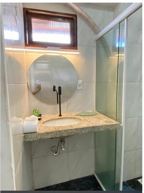 Executive Quadruple Room | Bathroom | Shower, towels - Pousada Vila Italia - Porto das Dunas (Aquiraz)