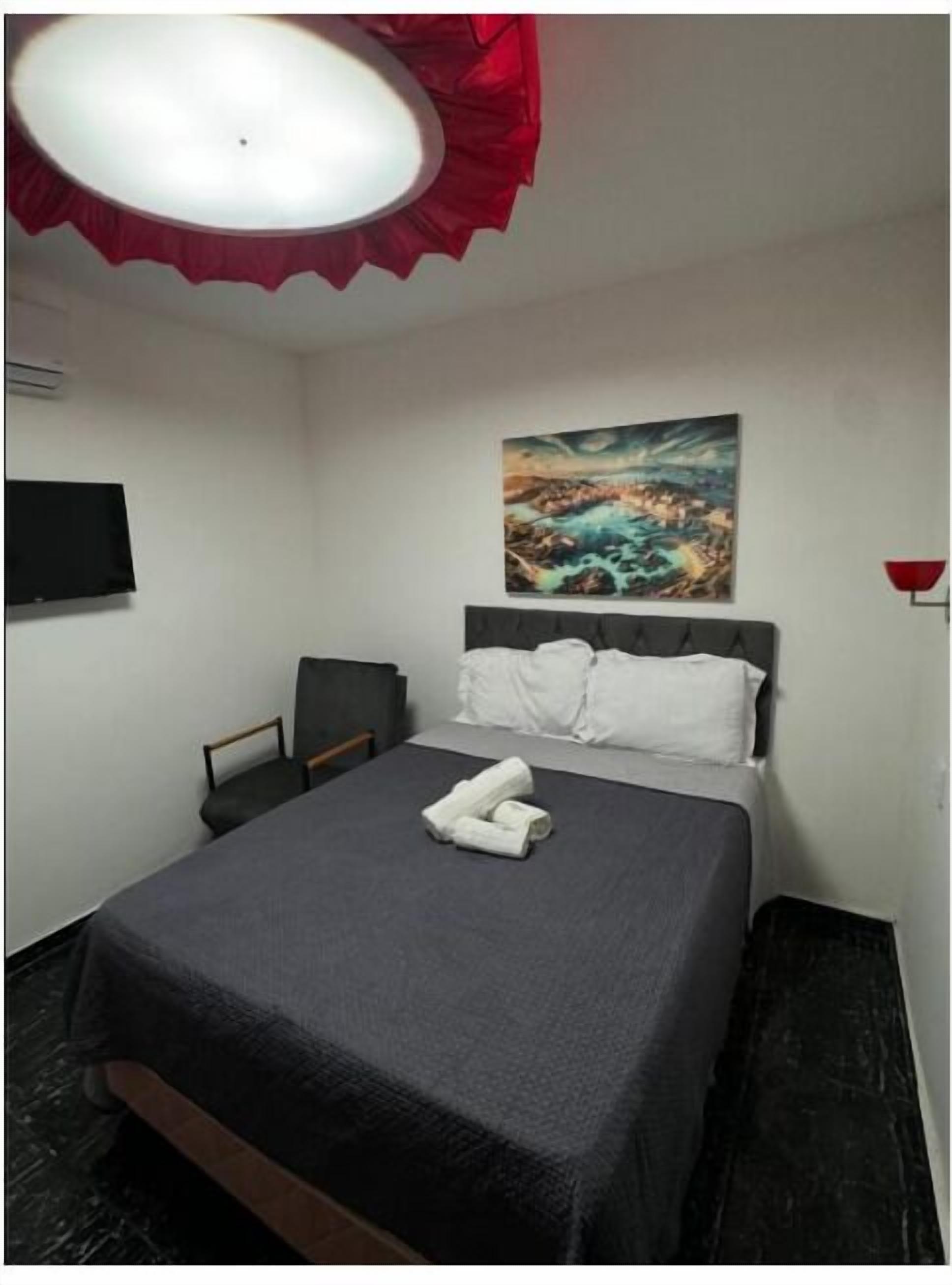 Habitación triple estándar | Caja fuerte, cortinas opacas, ropa de cama